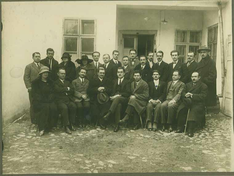 Инжењери чланови секције Београд УЈИА испред старог Дома 1932. године